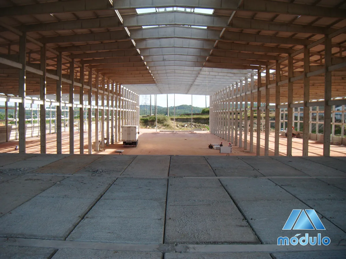Interior de galpão logístico pré-moldado