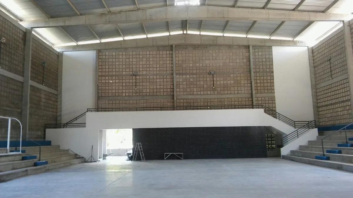 Ginásio pré-moldado entregue — vista das arquibancadas e da quadra
