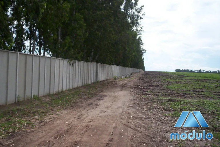 Fechamento perimetral com módulos de concreto
