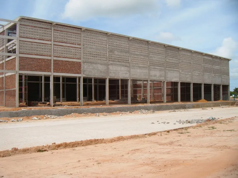 Painéis de fechamento pré-moldados instalados em edificação