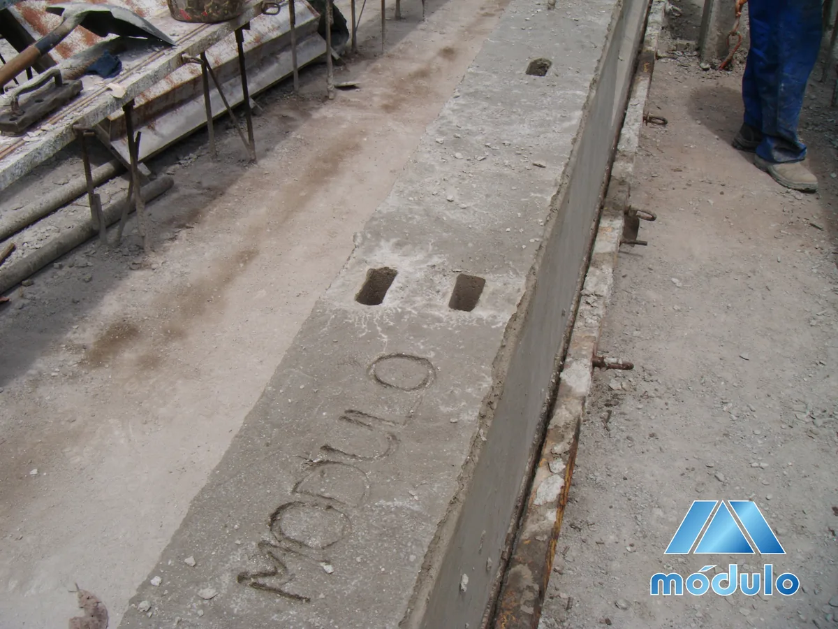 Viga pré-moldada de concreto armado com marca Módulo
